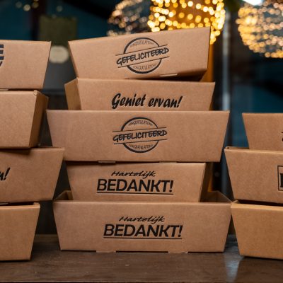 Karton met tekst-logo